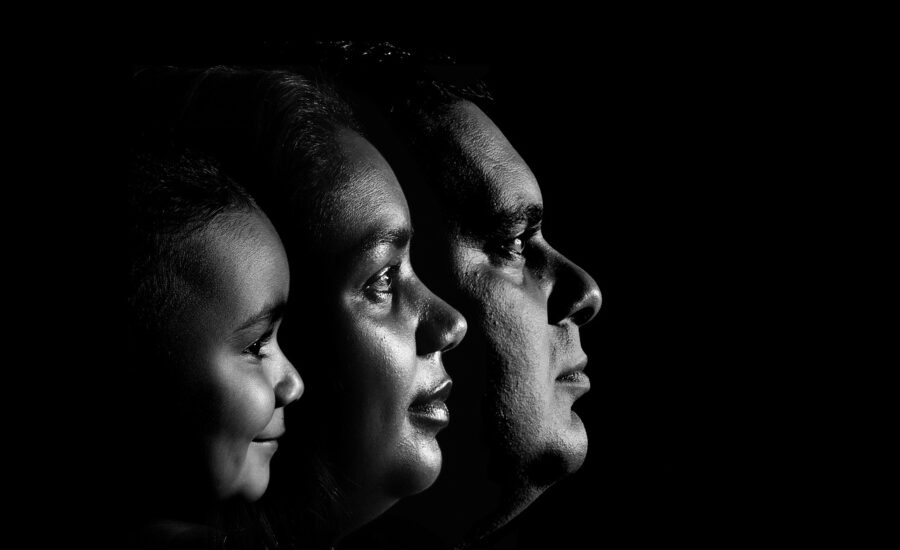 Brecha generacional en ciberseguridad empresarial: Baby Boomers, Generación X y Millennials interactuando con tecnología y seguridad digital en un entorno corporativo. Care Telecom.