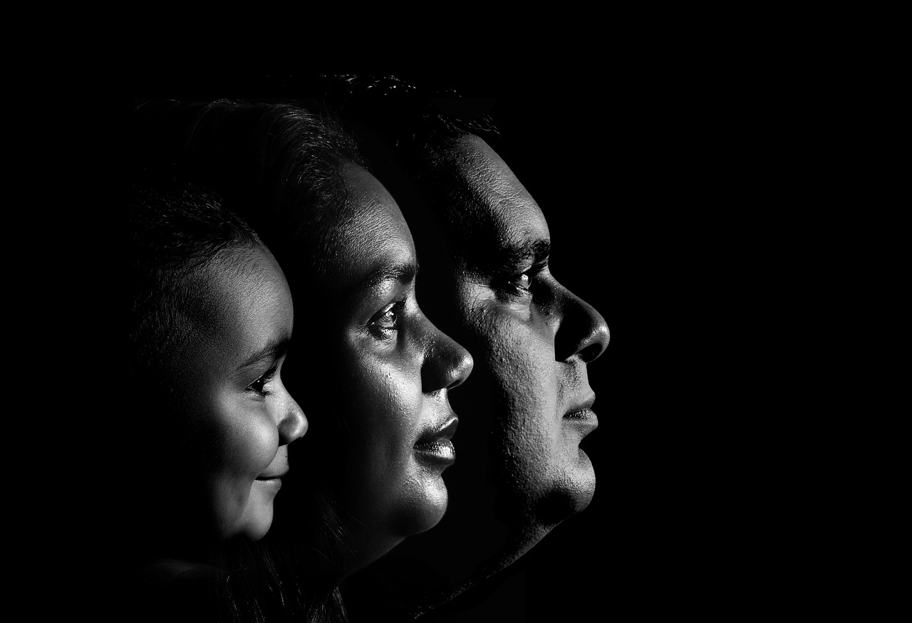 Brecha generacional en ciberseguridad empresarial: Baby Boomers, Generación X y Millennials interactuando con tecnología y seguridad digital en un entorno corporativo. Care Telecom.